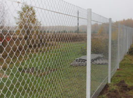 строим забор из сетки рабицы